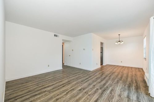 6911 Colonial Woods Dr, Saint Louis, MO 63129-1027