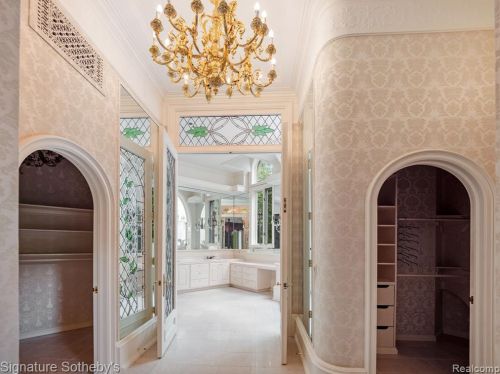 2009 Victoria Hl, Rochester MI exterior