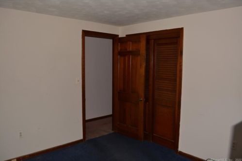 37 Douglas Dr, Enfield CT 06082-2522 exterior