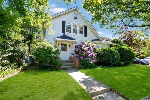 95 Corona Ave, Valley Stream, NY 11580-4516