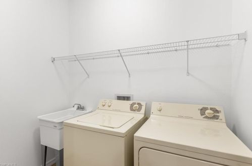 8260 Laurel Lk Blvd, Naples FL 34119-9797 exterior