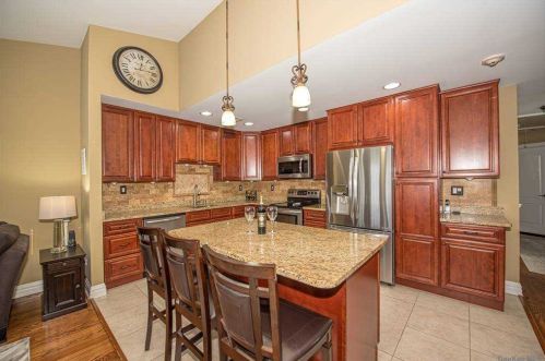 30 Della Dr, Babylon NY 11704-6240 exterior