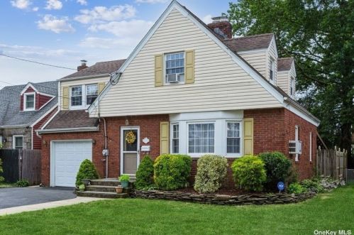 18 Comber St, Valley Stream, NY 11580-2632