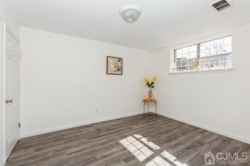 460 College Dr, Edison NJ 08817-5951 exterior