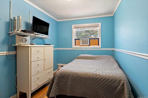 135 235th St, Bronx NY 10470-2463 exterior