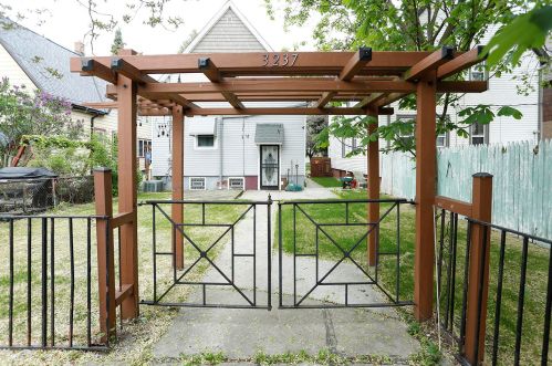 3237 Booth St, Milwaukee WI 53212-2135 exterior