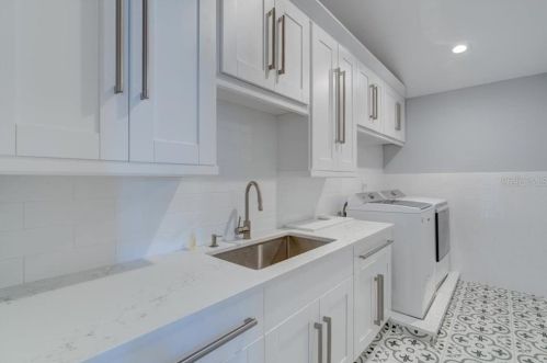 2819 Safe Hbr Dr, Tampa FL 33618-4538 exterior