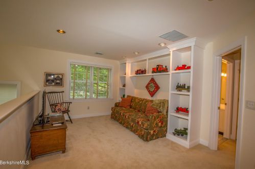 47 Fairwynds Dr, Lenox MA 01240-2729 exterior