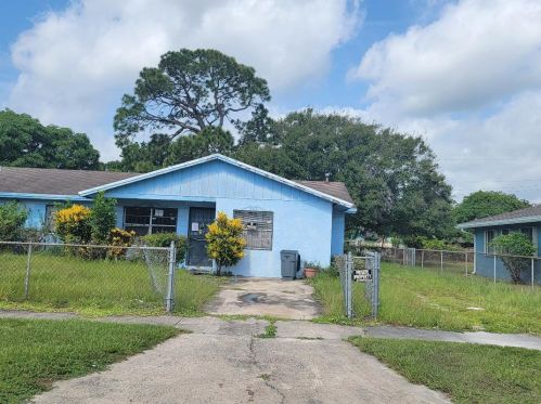 107 Camelot Dr, Fort Pierce, FL 34946-1223