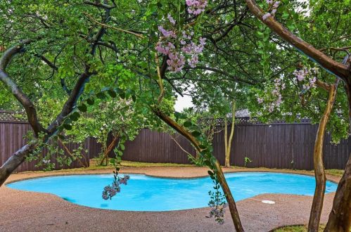 11032 Carissa Dr, Dallas TX  75218-1366 exterior