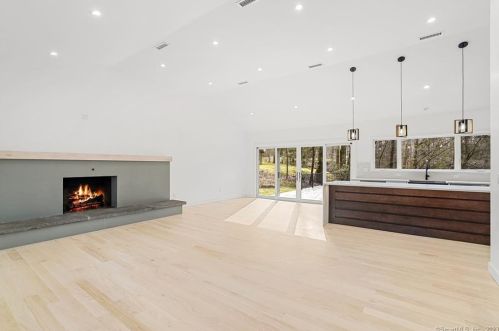 37 Walnut Hill Rd, Ridgefield CT  06877-2906 exterior