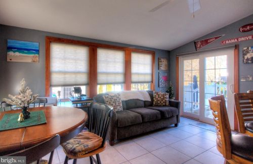 35 Collingswood Ave, Camden NJ 08107-1243 exterior