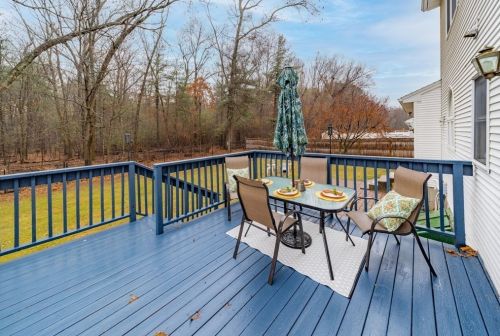 201 Winterset Dr, Springfield MA 01129-1850 exterior