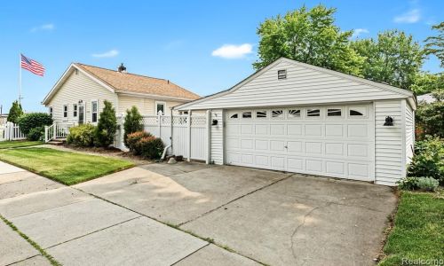 327 Maple Rd, Clawson MI  48017-1183 exterior