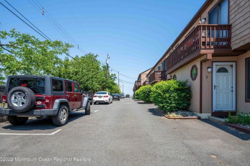 68 5th St, Monmouth Hills NJ 07732-1625 exterior