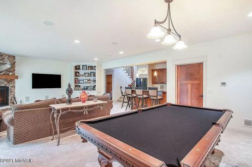 642 Chancellor Dr, Wyoming MI 49418 exterior