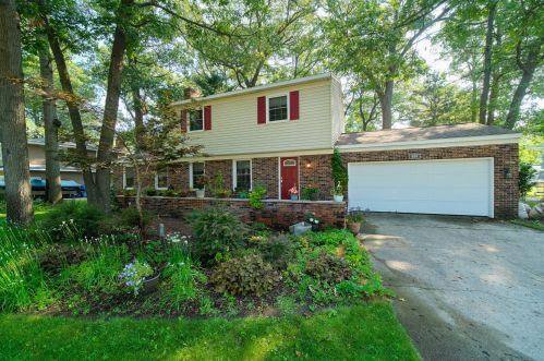 950 Mancelona Dr, Meskegon, MI 49445-1955