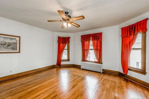 40 Bloomfield Ave, Windsor CT 06095-2303 exterior