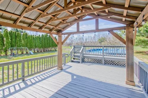 64 Spruceland Rd, Enfield CT 06082-2368 exterior