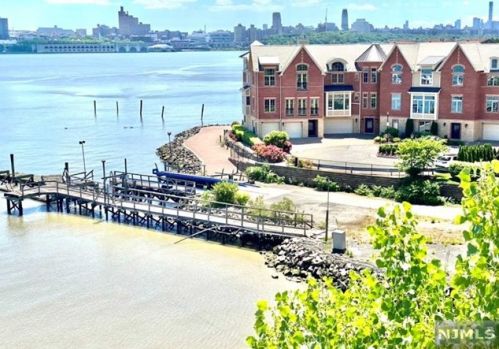 19 Vela Way, Edgewater, NJ 07020-1563