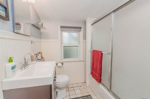 1370 Walnut Ave, Bohemia NY 11716-2110 exterior