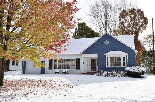 539 Apple Tree Rd, Milwaukee, WI 53217-4027