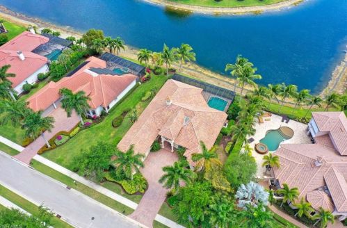 7829 Classics Dr, Naples FL 34113-3044 exterior