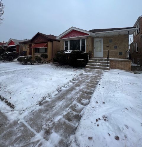 8935 Euclid Ave, Chicago IL  60617-2924 exterior