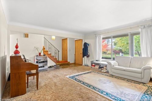 5975 Hubbell St, Dearborn Heights MI 48127-2445 exterior