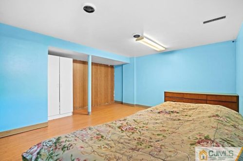 265 James Pl, Iselin NJ 08830-1226 exterior