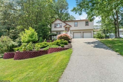 18 Divito Trl, Hopatcong, NJ 07843-1719