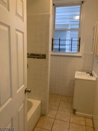 816 Hunterdon St, Newark NJ  07112-2733 exterior