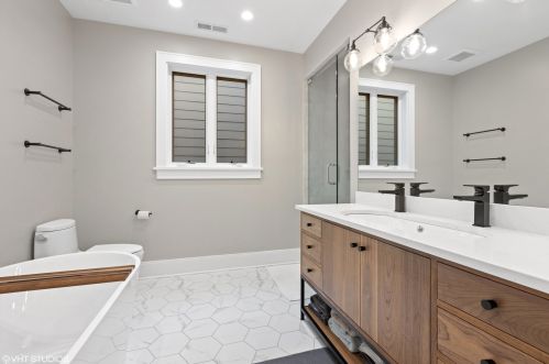 3621 Hermitage Ave, Chicago IL 60613-3507 exterior