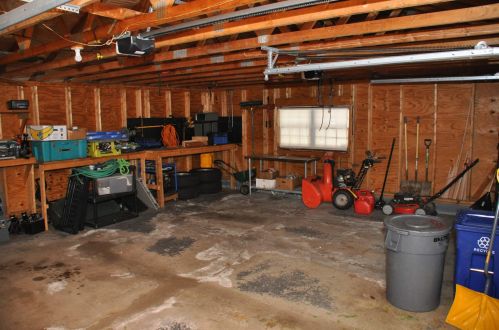 8 Brookwood Dr, Concord NH 03301-1800 exterior