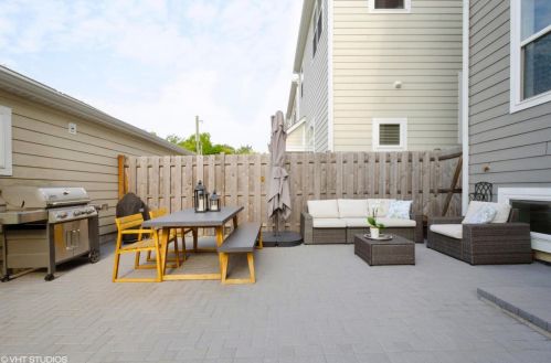 6082 Sauganash Ave, Chicago IL 60646 exterior