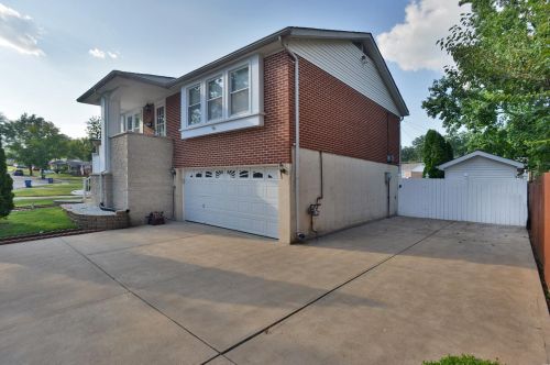 9033 Lemona Dr, Saint Louis, MO 63123-6538