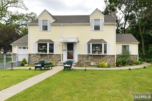 11 Hines Ave, Mahwah, NJ 07430-1124