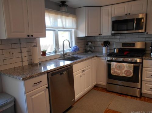 22 Botsford Ave, Milford CT 06460-5805 exterior