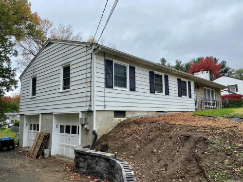 22 Lincoln Dr, Poughkeepsie, NY 12601-6004