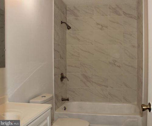 17 Aspen Ct, Trenton NJ  08619-4602 exterior