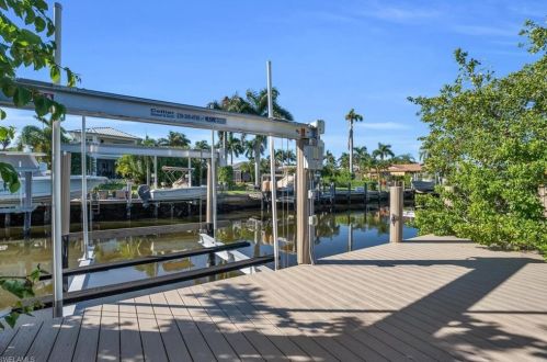 1410 Curlew Ave, Naples FL 34102-3405 exterior