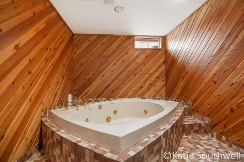 3646 Charlevoix Dr, Grand Rapids MI 49546-7061 exterior