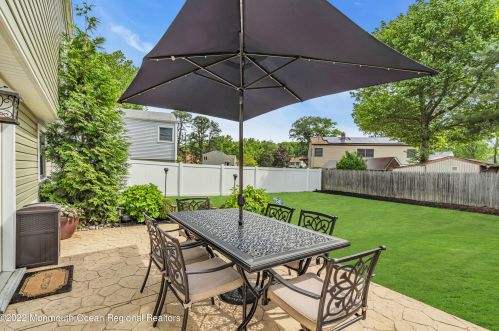 35 Arno St, Oakhurst NJ 07755-1002 exterior