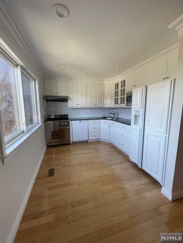 63 Metro Vista Dr, Paterson, NJ 07506-3434