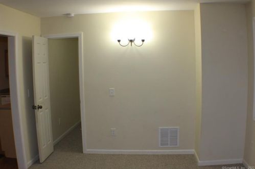 124 Pearl St, Enfield CT 06082-3546 exterior