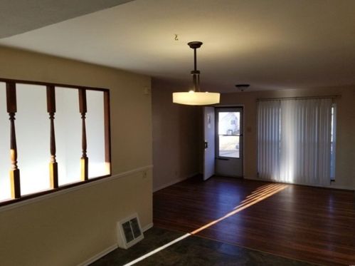 108 Perthshire Rd, Saint Louis, MO 63137-3805