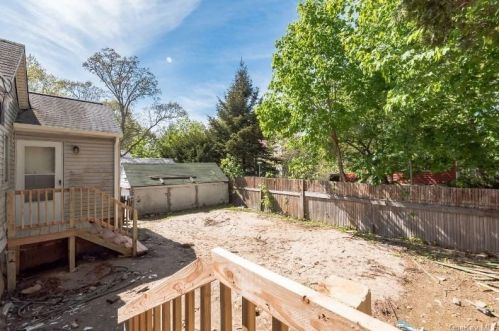 59 20th St, Huntington Station, NY 11746-3201