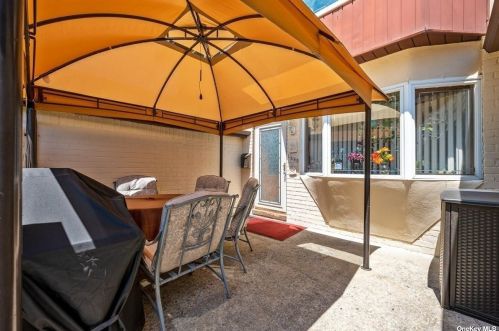 1660 Arkansas Dr, Valley Stream NY 11580-1804 exterior