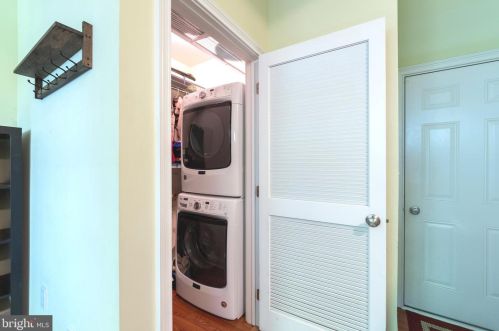 206 Admirals Way, Philadelphia PA 19146-5213 exterior