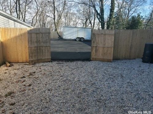 20 Lowndes Ave, Huntington Station NY 11746-1224 exterior